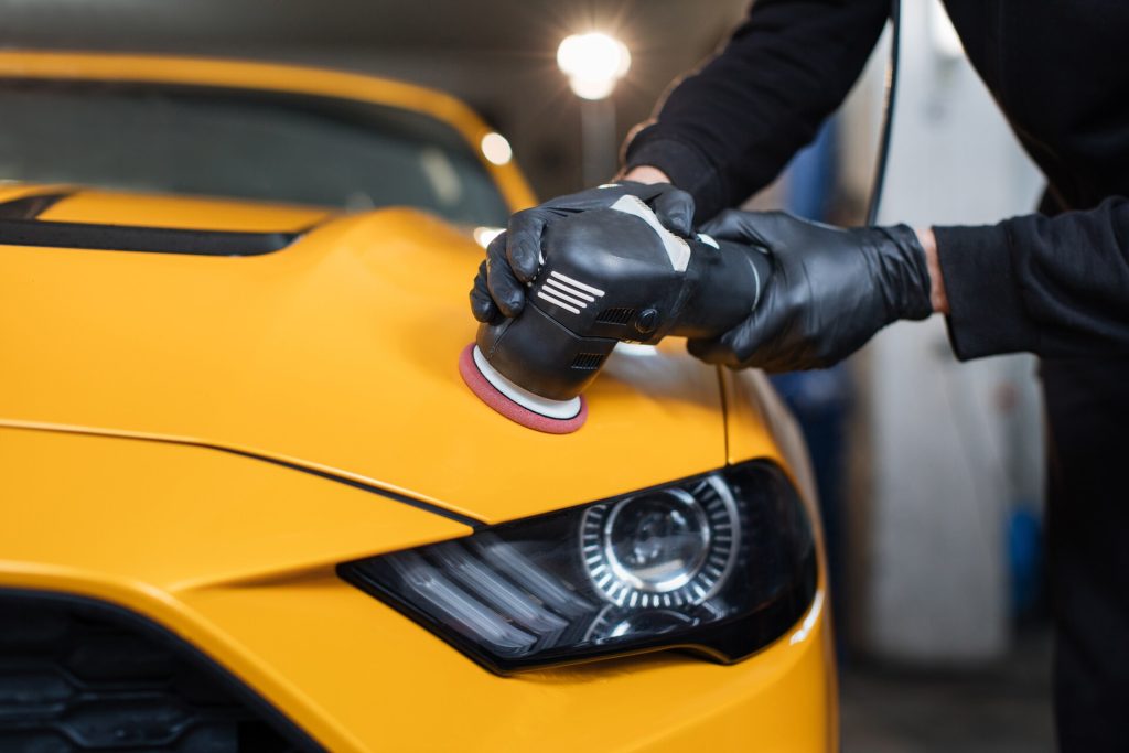 polissage de voiture jaune